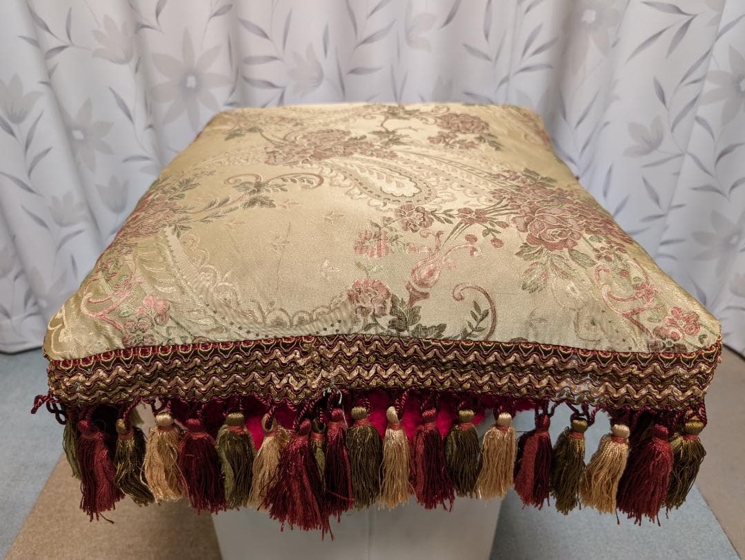 お洒落なクッション　アンティーク調