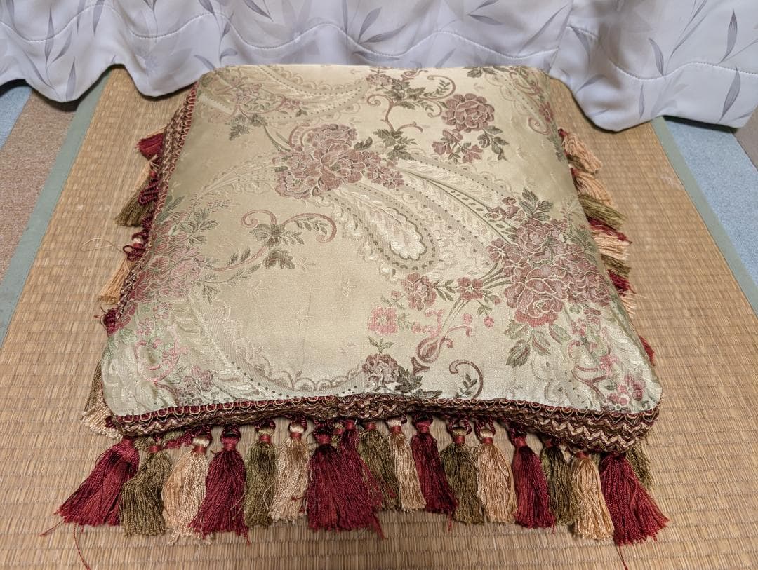 お洒落なクッション　アンティーク調