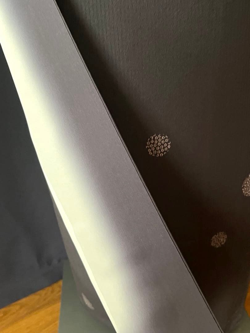 【小紋】　濃紺お召絹地に 雪輪　飛び柄　彫りと染め作家物　素敵な装い