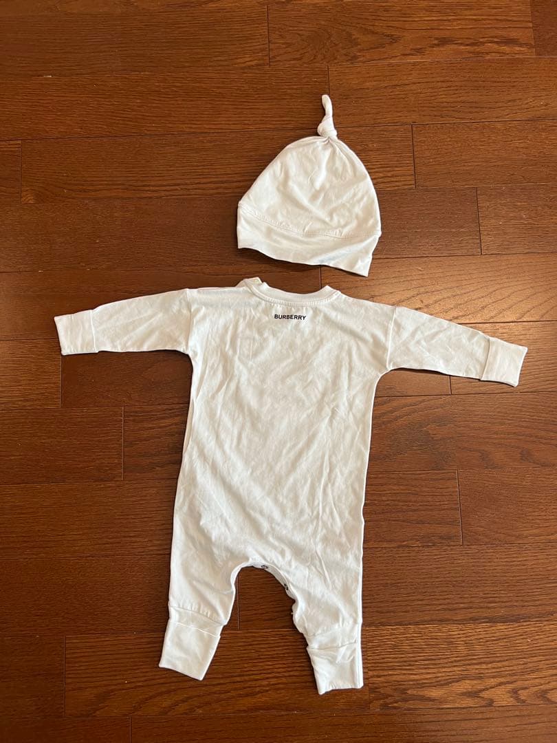 BURBERRY ホワイトロンパース　3M　帽子セット