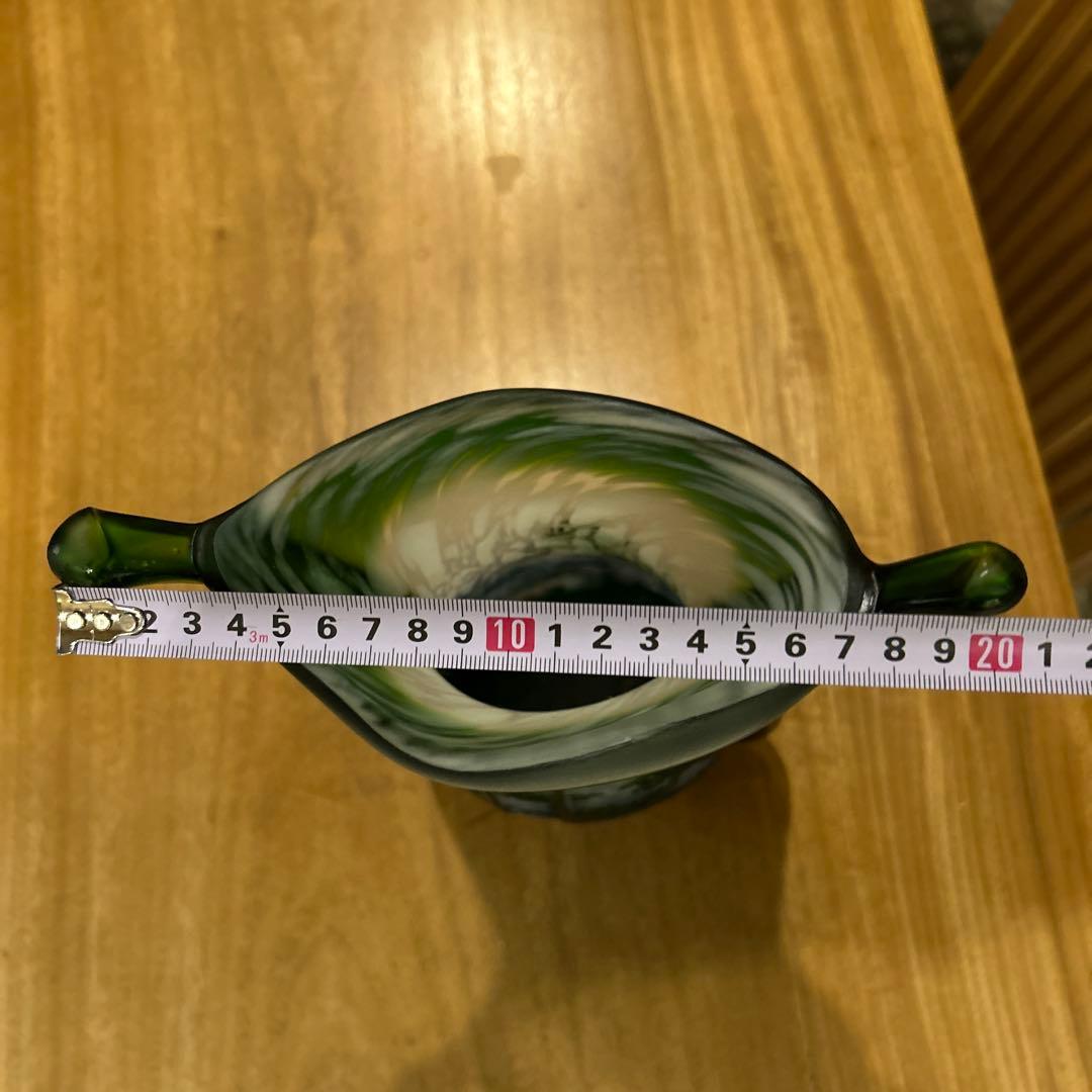 中国製　透かし彫刻花瓶　ガラス　緑松