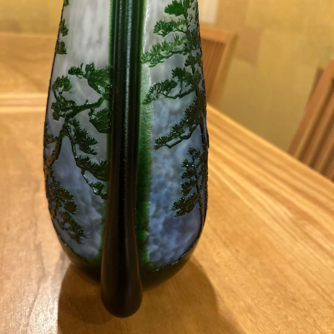 中国製　透かし彫刻花瓶　ガラス　緑松