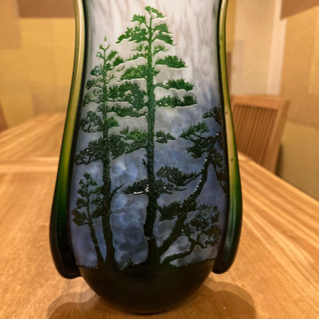 中国製　透かし彫刻花瓶　ガラス　緑松