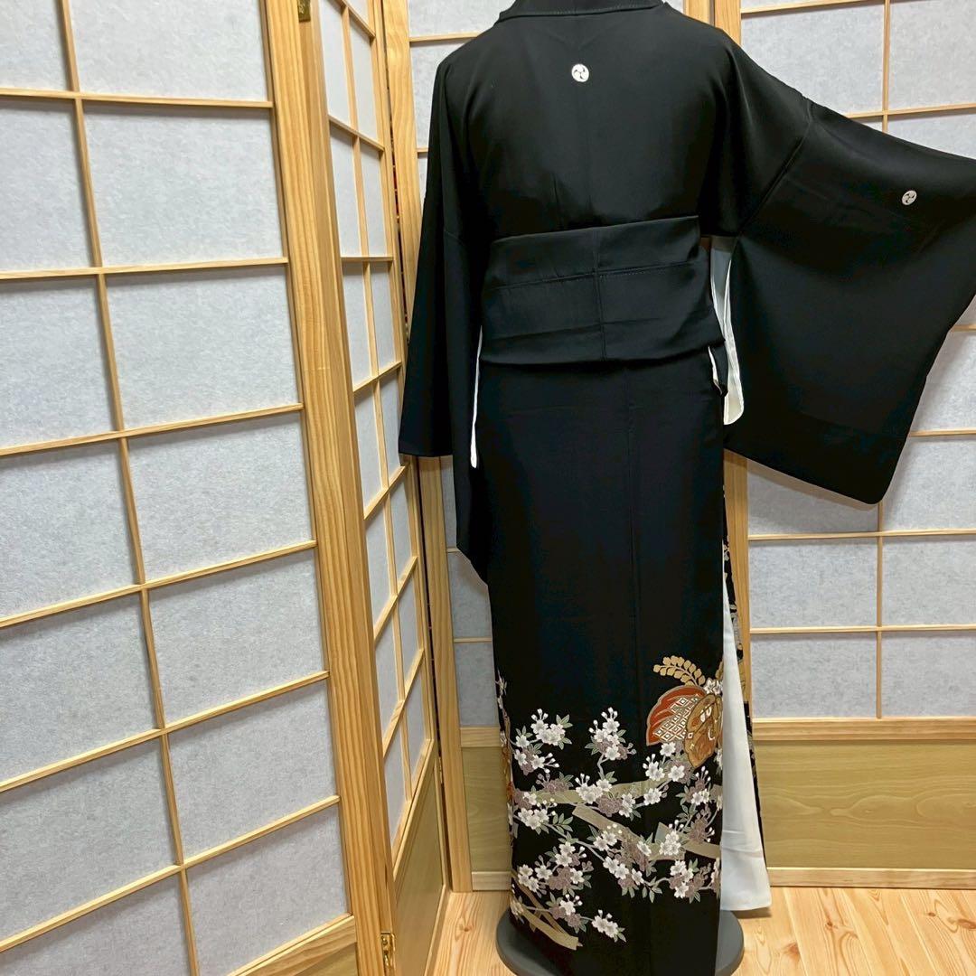 ［6455］黒留袖 美品 駒刺繍 金彩 比翼付 五つ紋 左三ツ巴 正絹 着物 袷