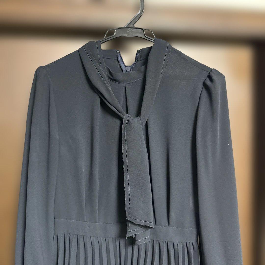 新品未使用　佳子様ワンピース ネイビーリボン付きプリーツワンピース