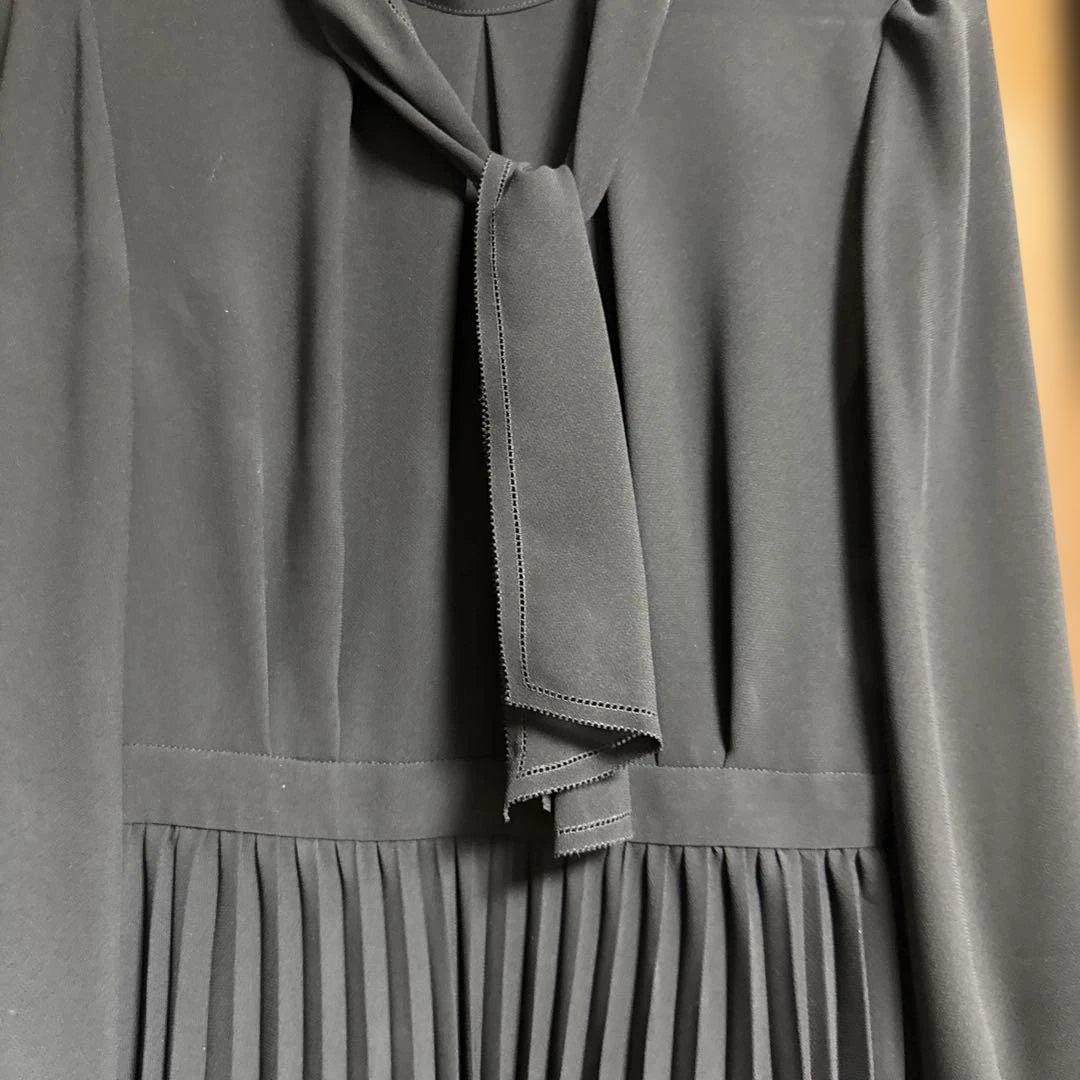 新品未使用　佳子様ワンピース ネイビーリボン付きプリーツワンピース