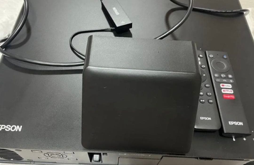 【超美品】EPSON 超単焦点プロジェクター　EH-LS500B