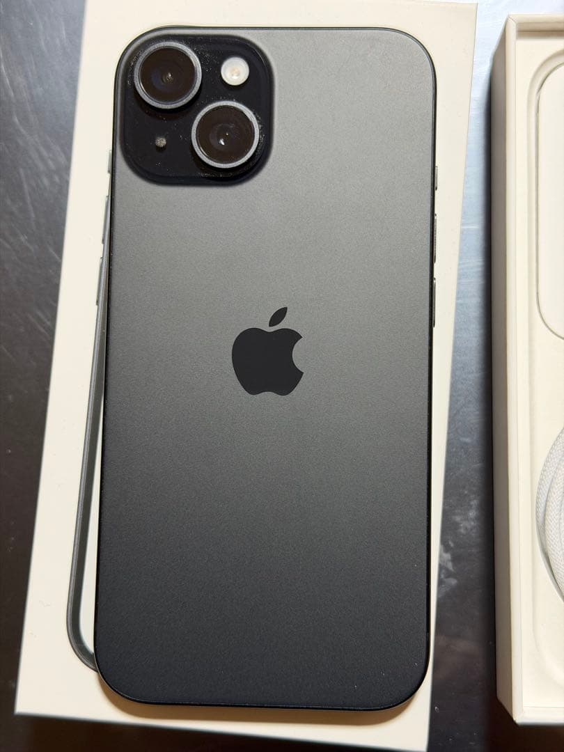 Apple iPhone 15 ブラック本体 充電ケーブル付き　SIMフリー