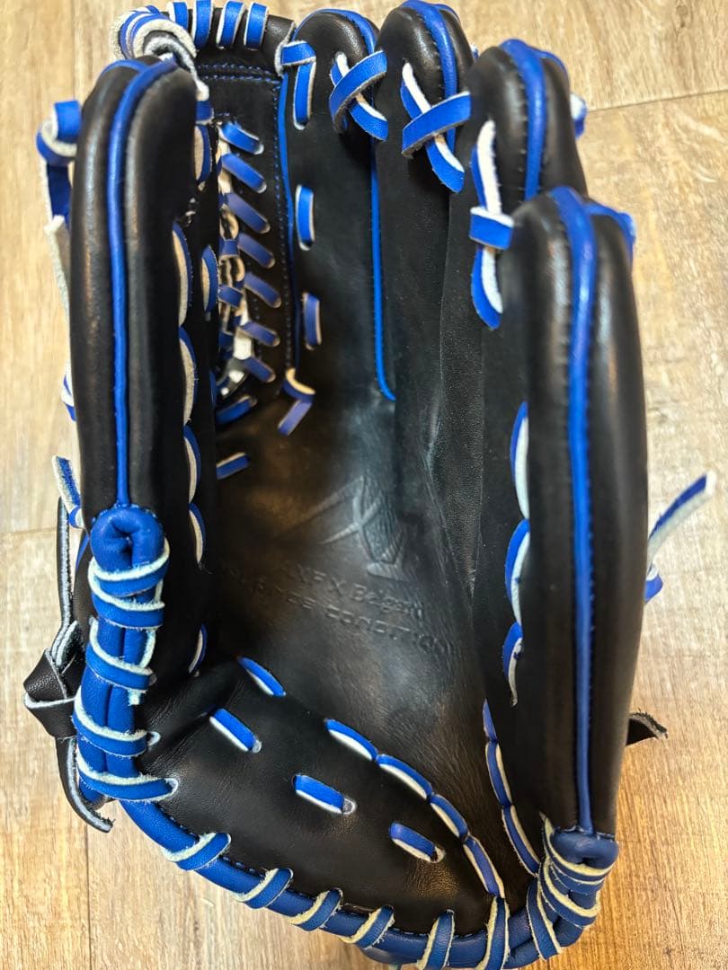 アクセフベルガード軟式グローブ 黒と青のレザー