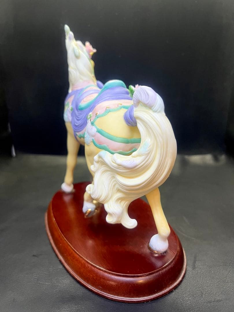 陶器製 馬の置物 花の装飾付き