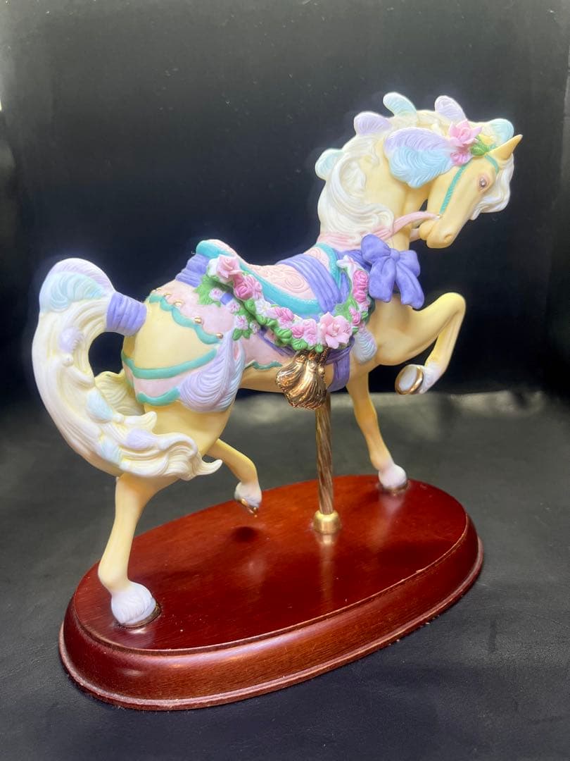 陶器製 馬の置物 花の装飾付き