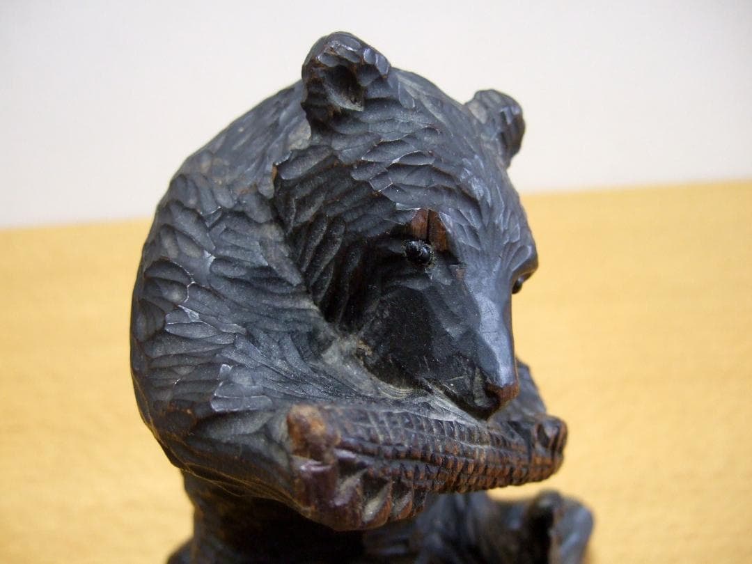 珍品 木彫り トウモロコシを食べる熊 ガラス目