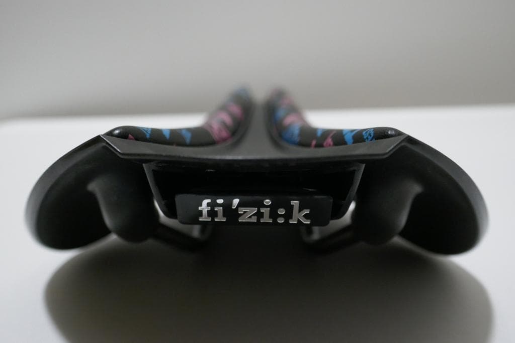 フィジーク テスト サドル ALIANTE VERSUS EVO R3　ラージ