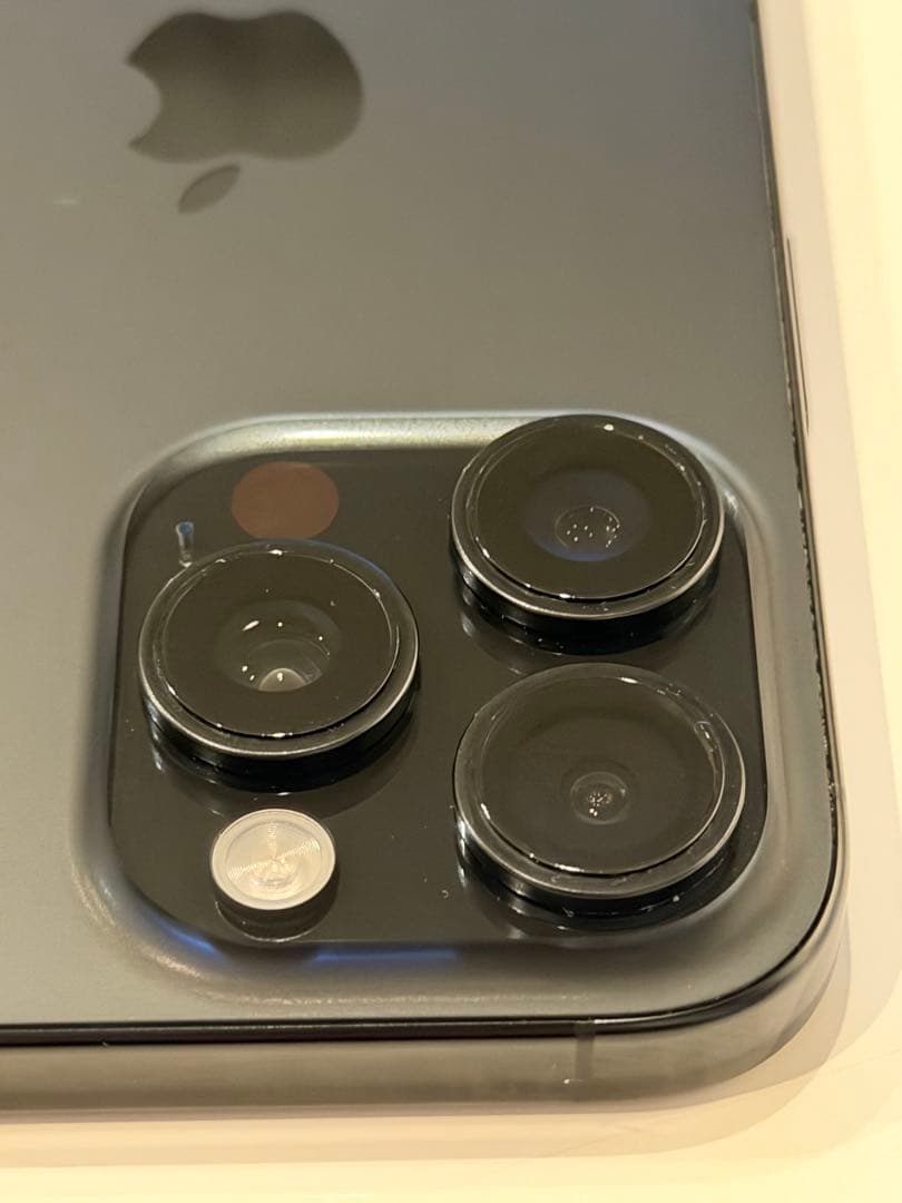 iPhone 16 Pro 256gb 画面上部小傷有り　ブラックチタン