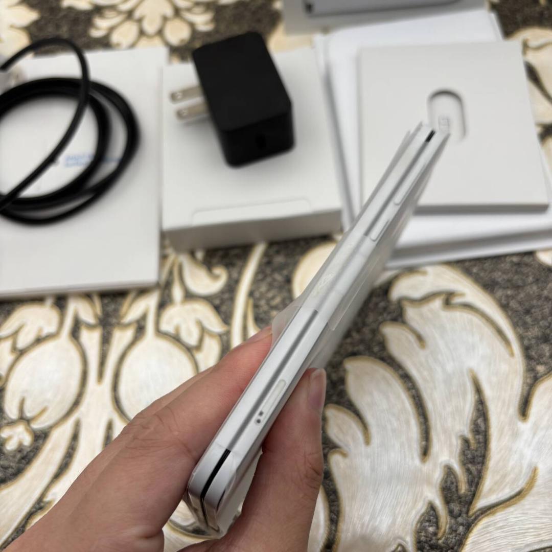 Microsoft Surface Duo 白 Android 6GB128GB