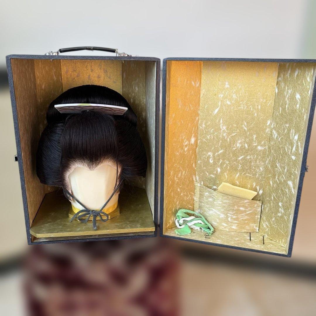 伝統的な黒い日本のかつら