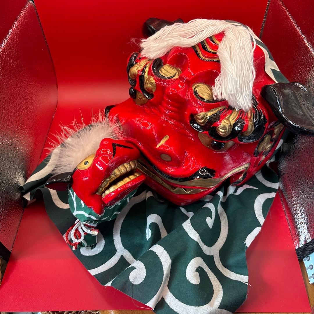 赤い獅子頭の飾り物