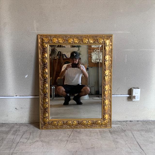 イタリア製のゴールドカラーウォールミラー