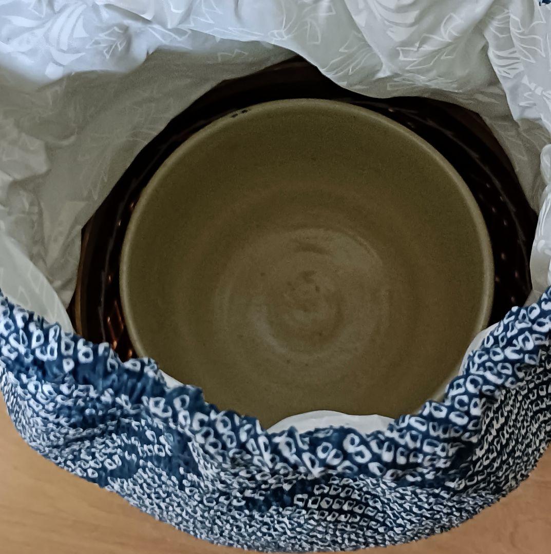 喜多里加作　織部釉茶碗　金彩陶印