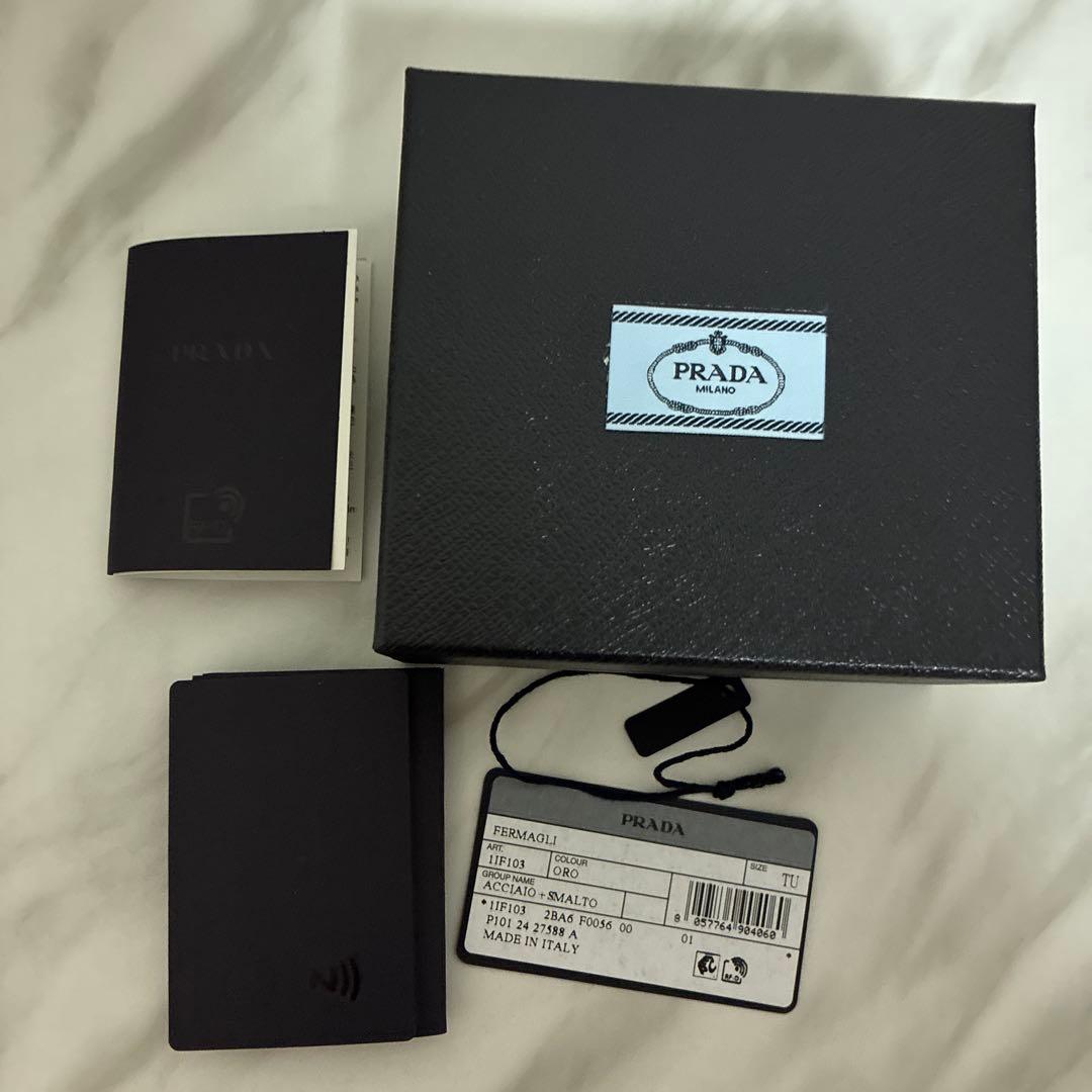 プラダ PRADA ヘアクリップ　ゴールド　ロゴ　正規品　ヘアアクセサリー