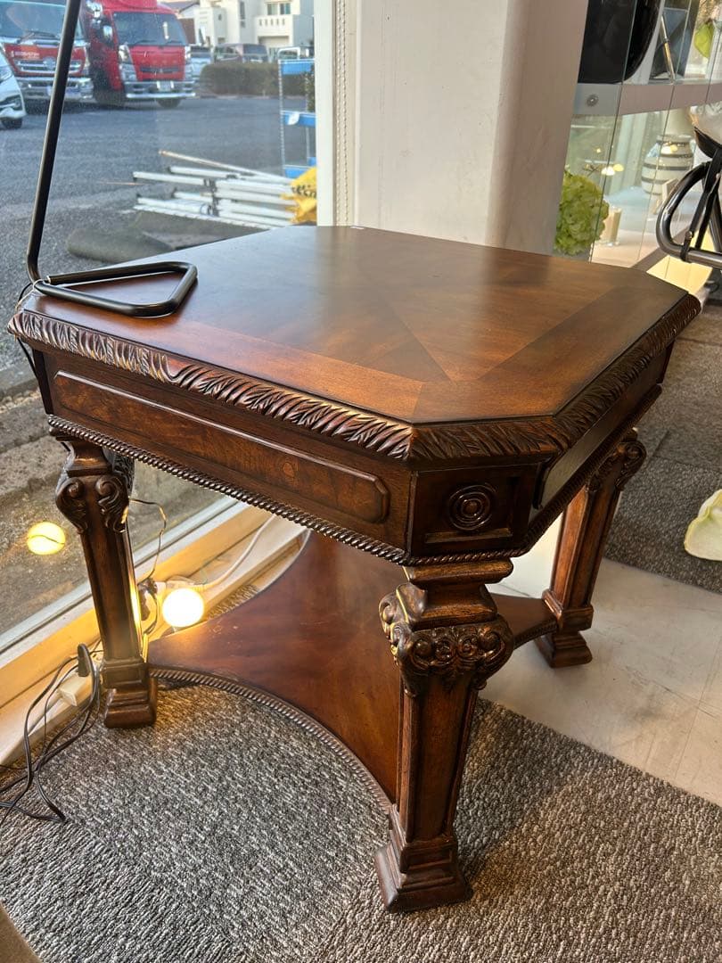 アンティーク調テーブル　西洋家具　彫刻装飾付き サイドテーブル