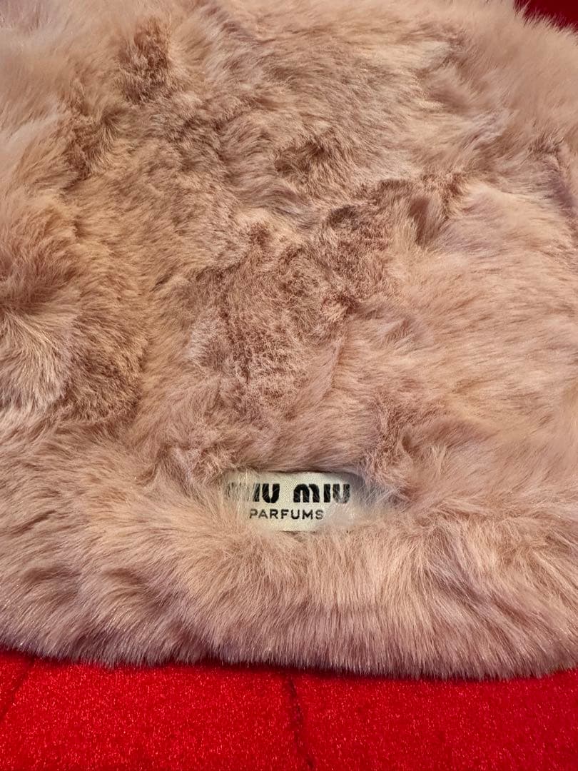 新品 Miu Miuノベルティ パール付き ファーチェーンバック