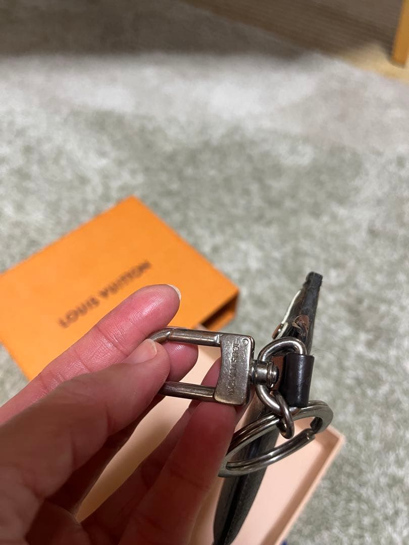 LOUIS VUITTON 犬型キーホルダー