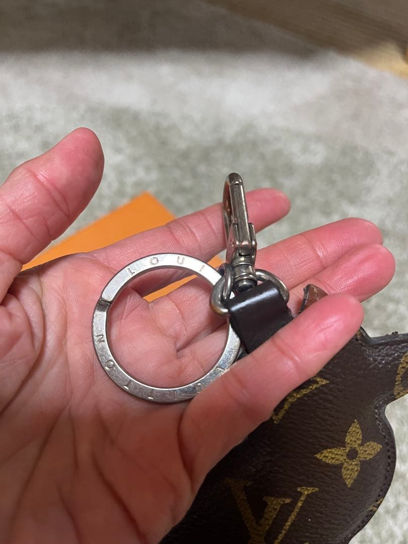 LOUIS VUITTON 犬型キーホルダー