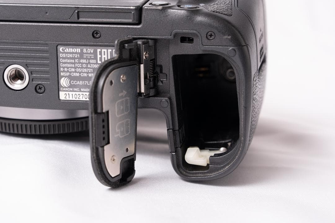 Canon EOS R ミラーレスカメラ　ボディ