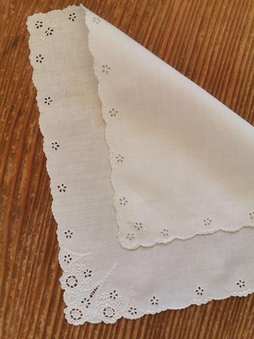 アンティークフランス アイレット向日葵＆小花 プチスカラップ とろみリネンクロス