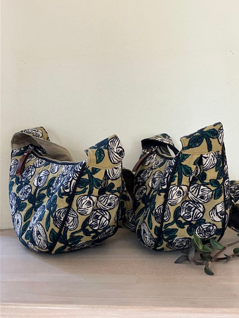 専用出品　rosy khakiボディバッグ