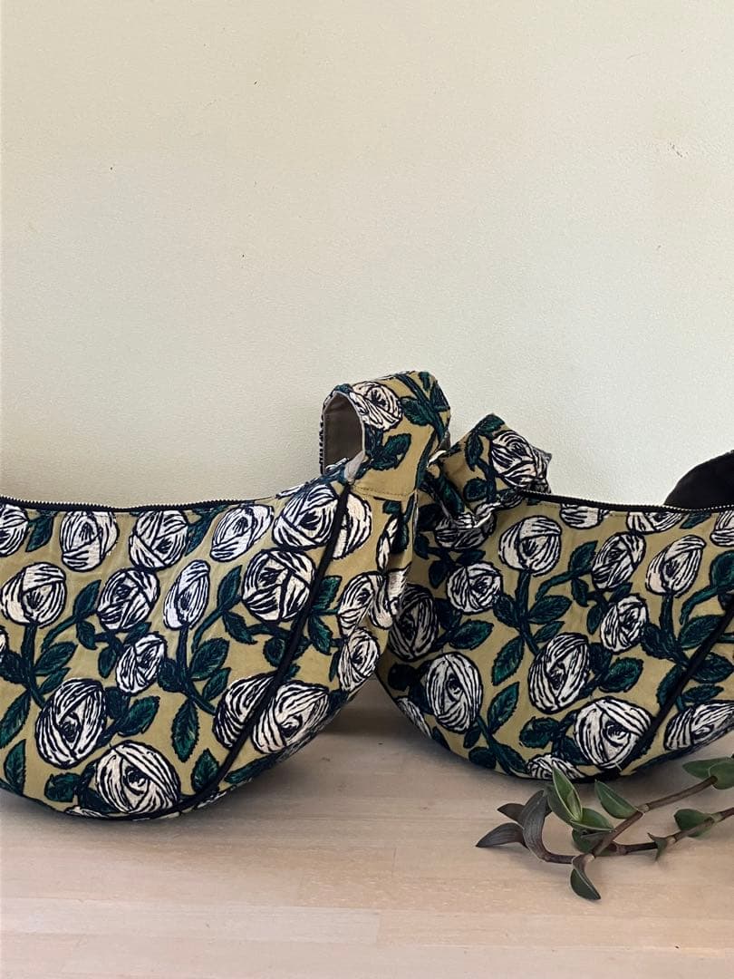 専用出品　rosy khakiボディバッグ