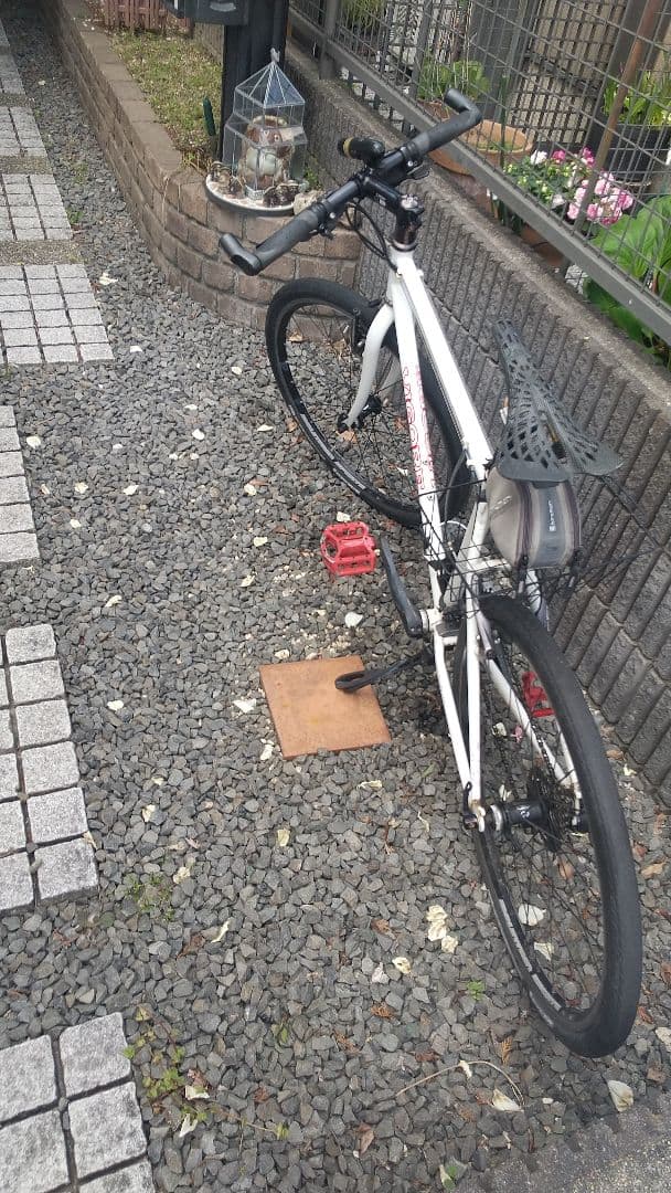 下町育ちさん専用 人気のビゴーレ。 ホワイト クロスバイク 赤色ペダル付き