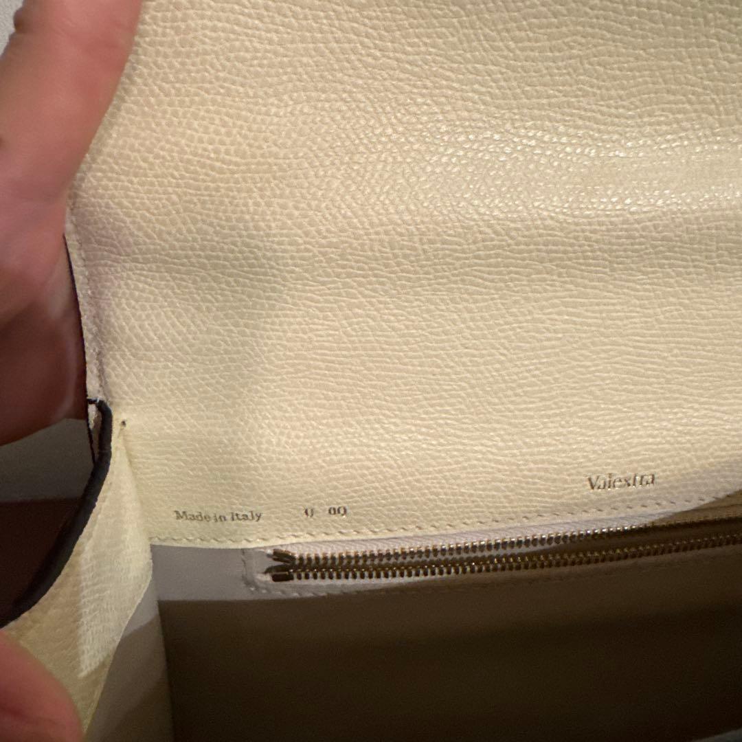 V alextra エレガントなアイボリーとブラックのハンドバッグ