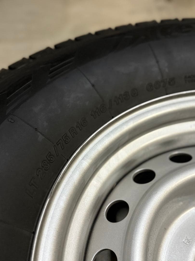 ランクル70スタッドレスタイヤLT285/75R16ホイール付き４本セット