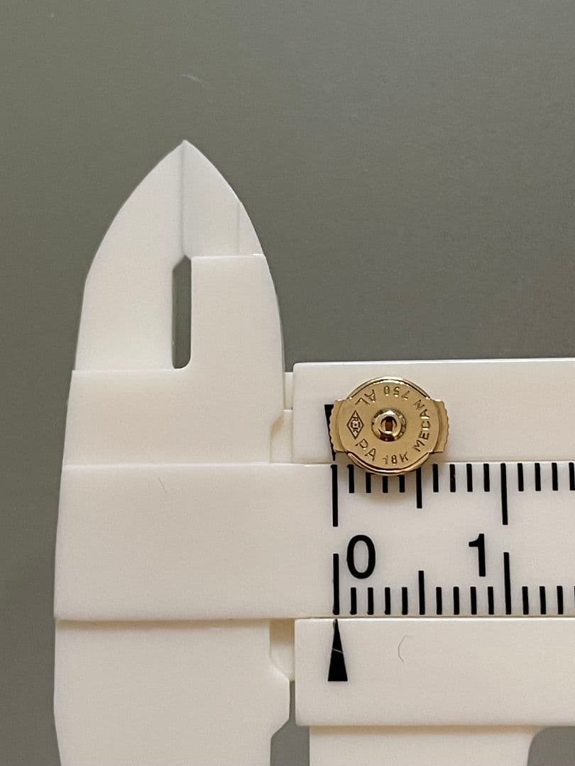 片耳　カルティエピアスキャッチのみ　イエローゴ－ルド750/18K刻印あり