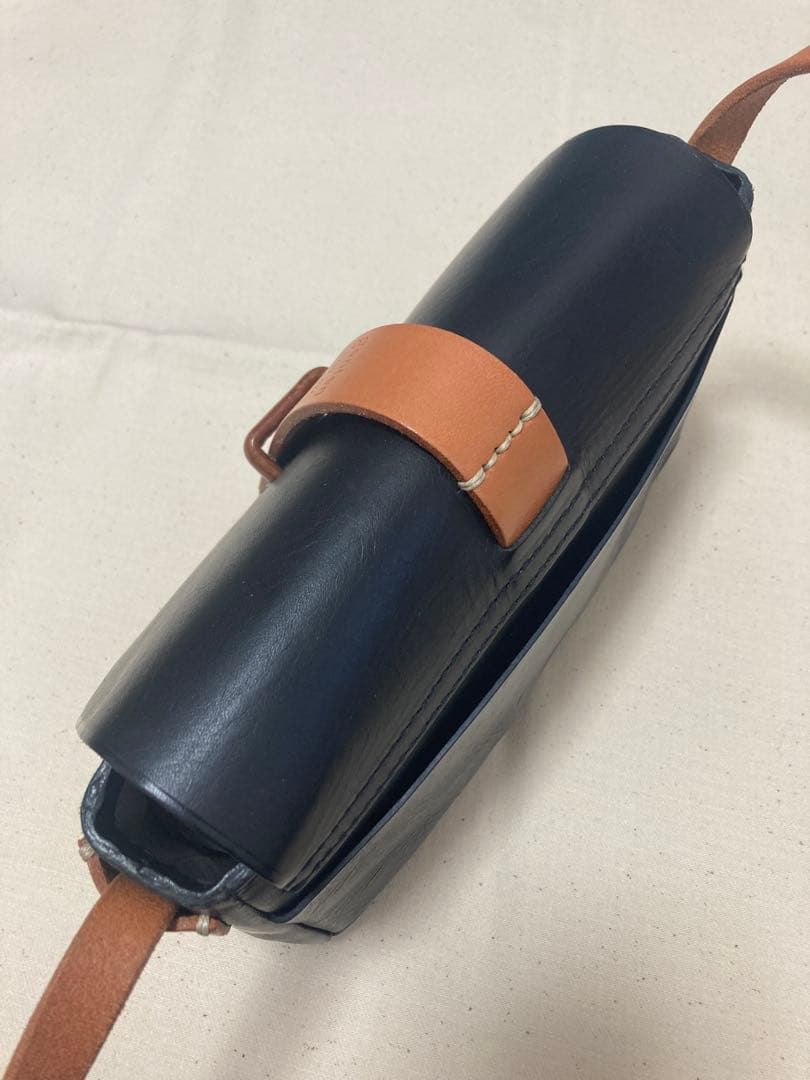 genten サドルベルト ヌオーバ 横型コンパクトショルダーバッグ　クロ