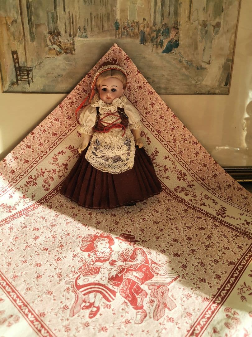 ヴィンテージフランスアルザス フォークロアの少女少女 林檎 小花のコットンクロス