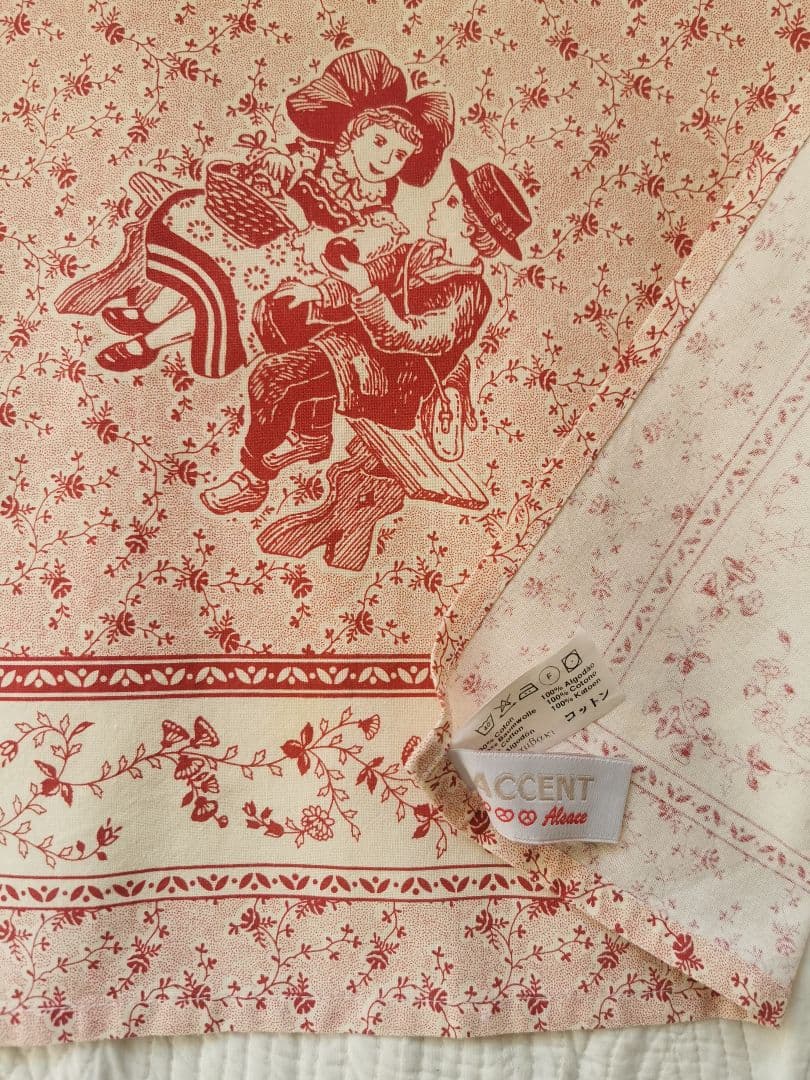 ヴィンテージフランスアルザス フォークロアの少女少女 林檎 小花のコットンクロス