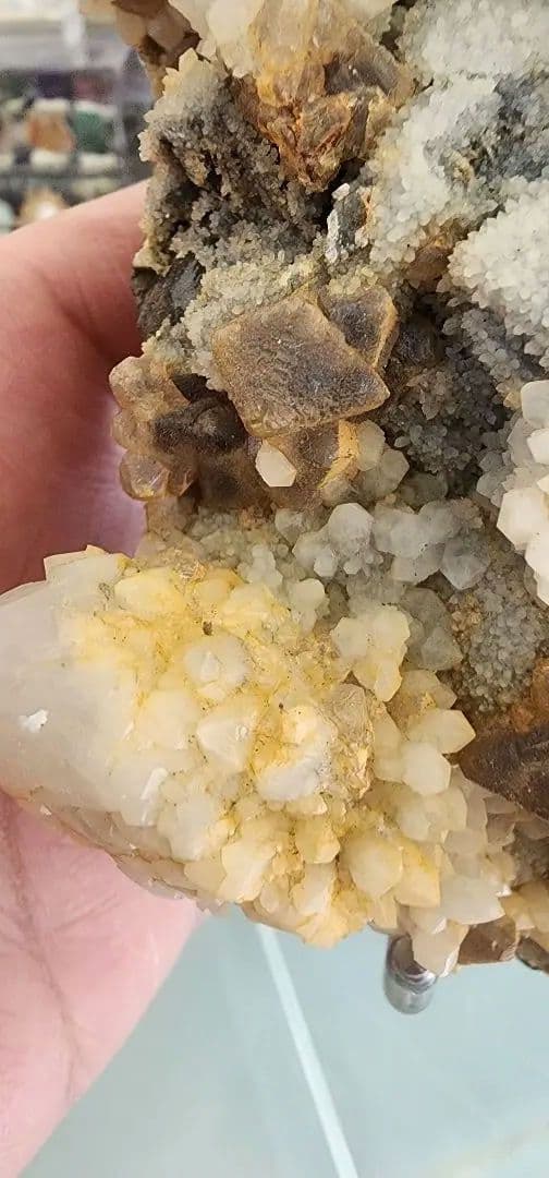 八面体蛍石を含むキャンドルクォーツの花