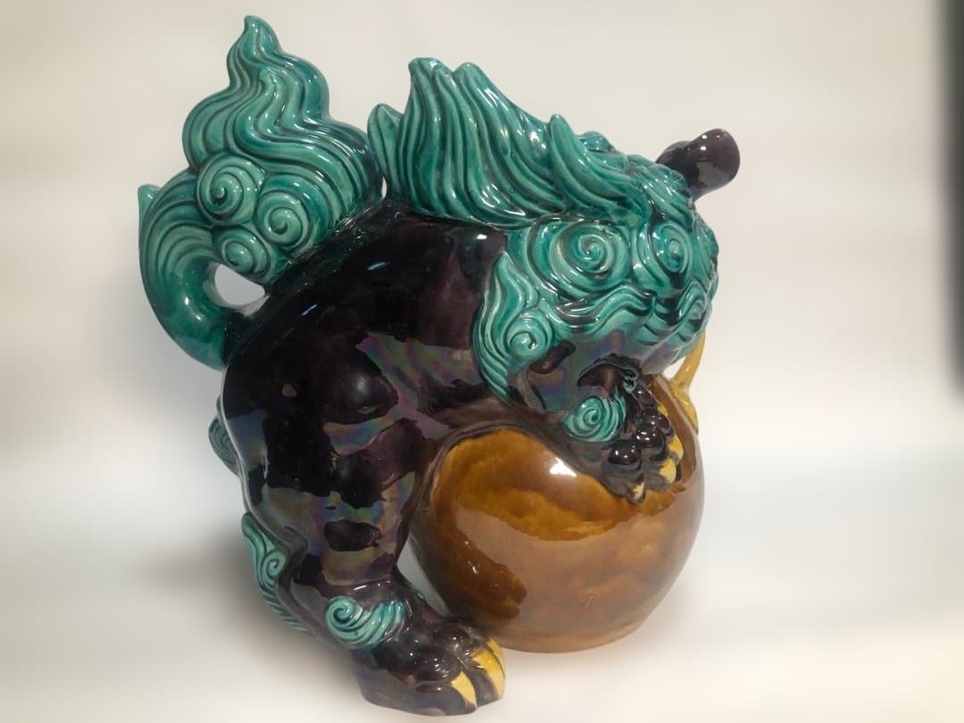 九谷焼　色絵玉乗り獅子　糠川清章造　縁起物置物　欅台付　魔除