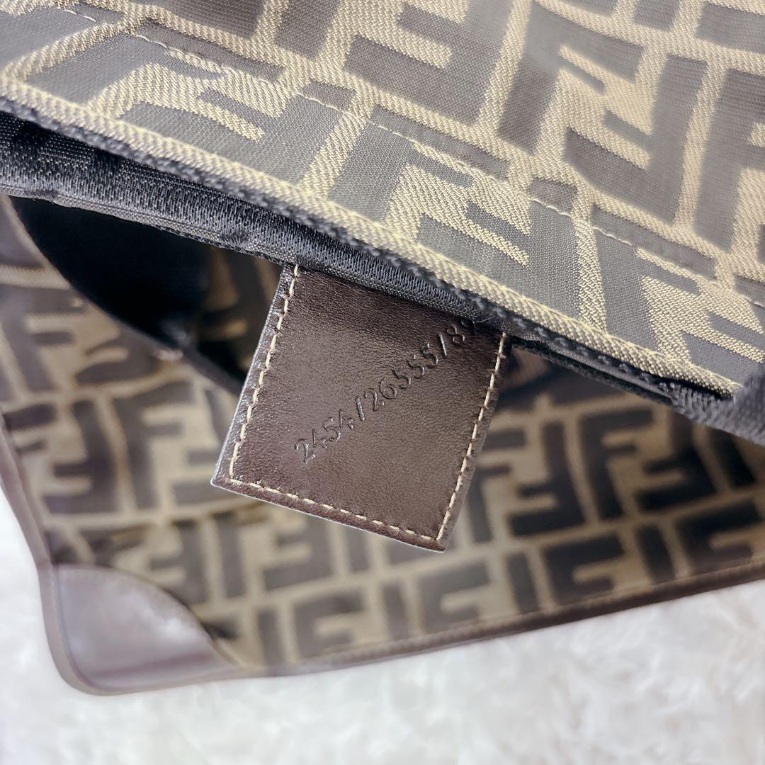 美品　フェンディ　エコバッグ　折り畳み　ズッカ　トートバッグ　A4 レザー