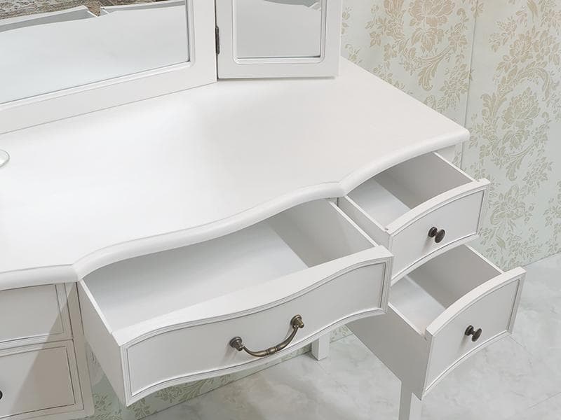 ホワイトアンティーク調　クラシカルなドレッサー