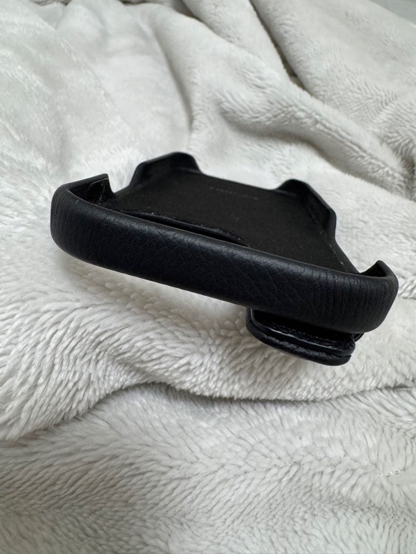 DEMIU ブラック レザー スタッズ iPhone15Proケース