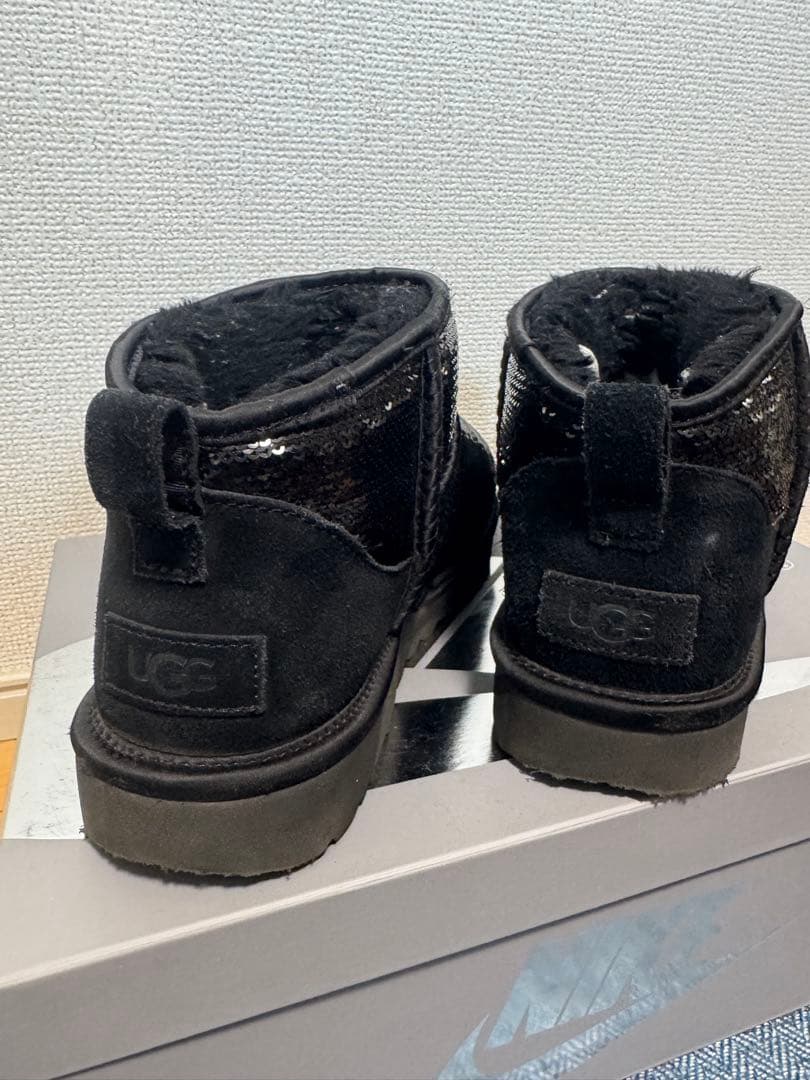 UGG ブラック ムートンブーツ スパンコール仕上げ