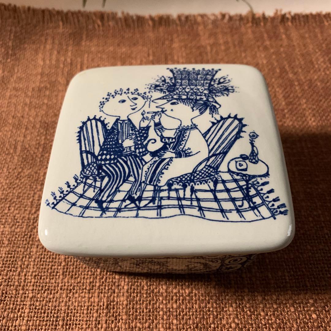 ビヨンヴィンブラッド　ビンテージのアリス・シュガレットと言う題名の小物入れ！