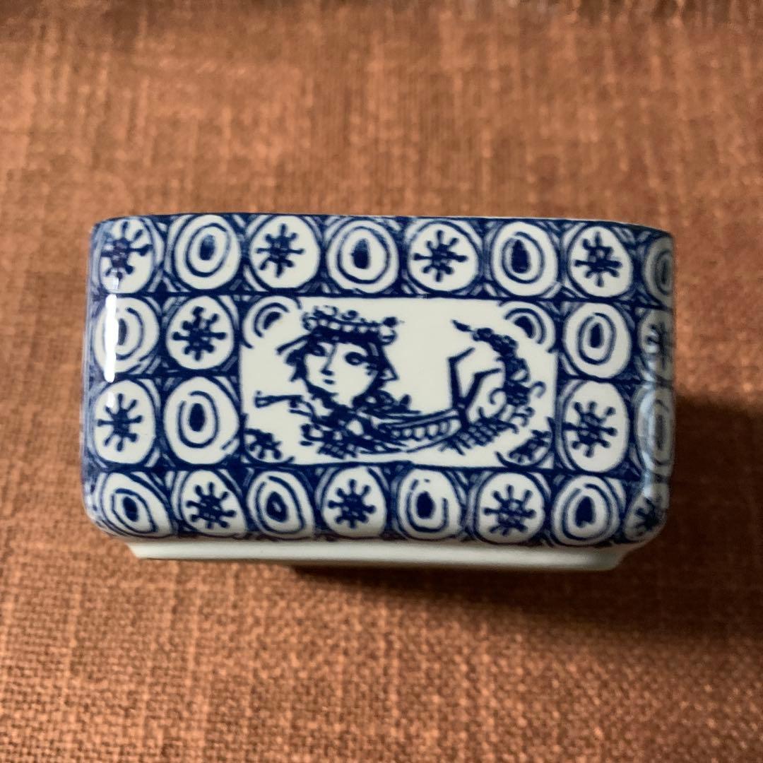 ビヨンヴィンブラッド　ビンテージのアリス・シュガレットと言う題名の小物入れ！