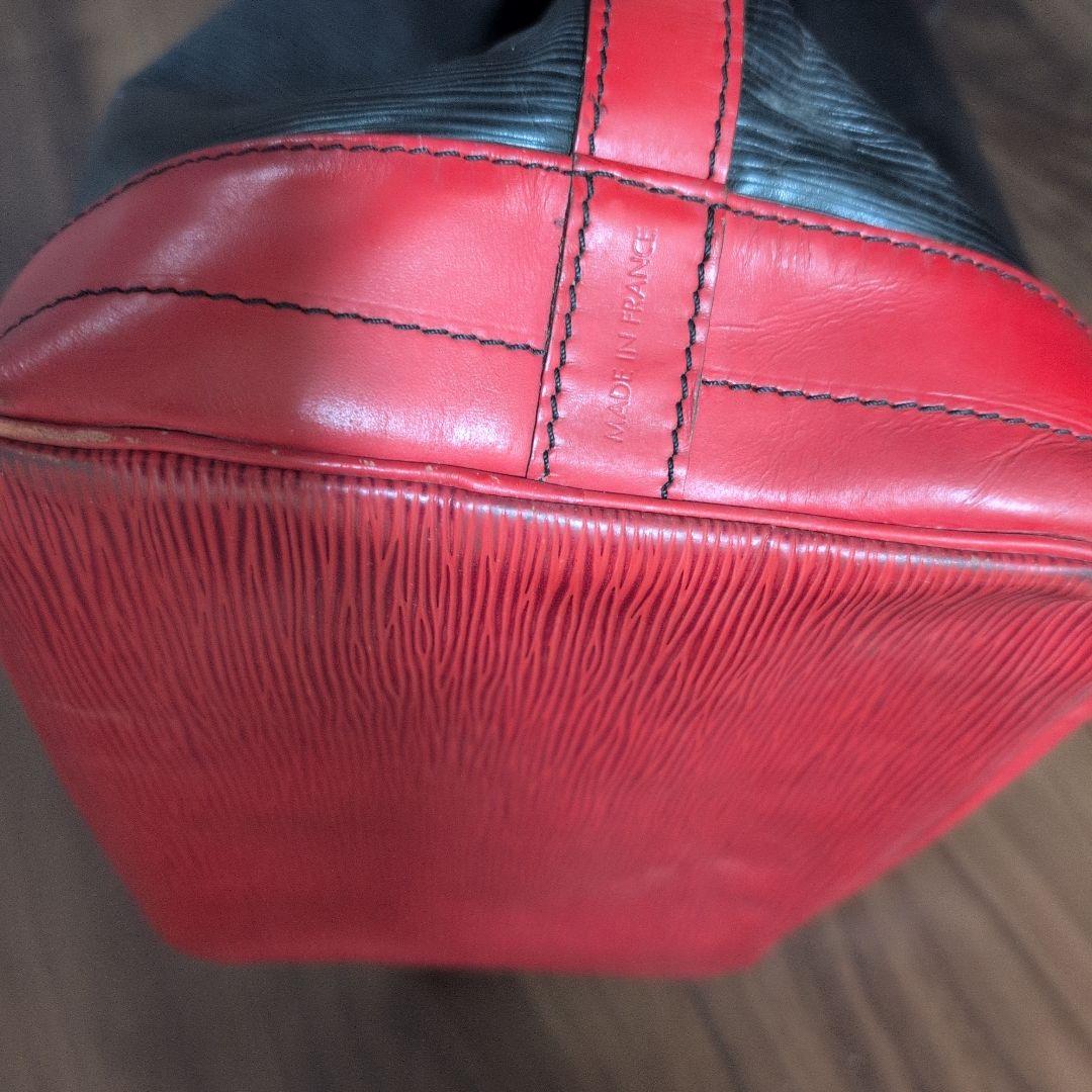 Louis Vuitton　フランス製　エピ　ノエ　ブラック/レッド