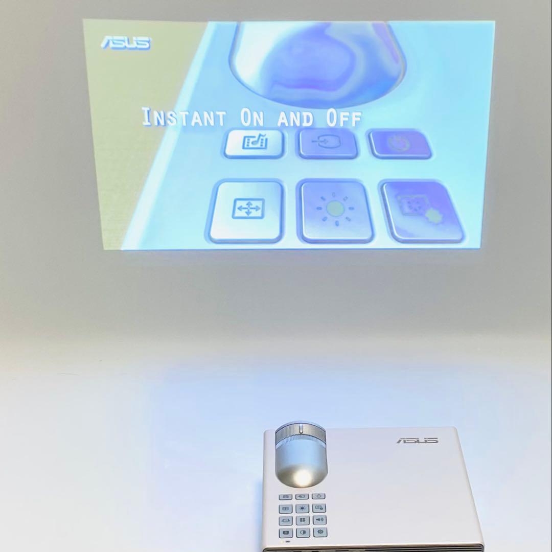美品 ASUS 高輝度 モバイルバッテリー内蔵小型プロジェクター P3B