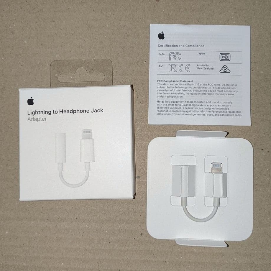 iPhone SE3 64GB SIMフリー おまけ4点